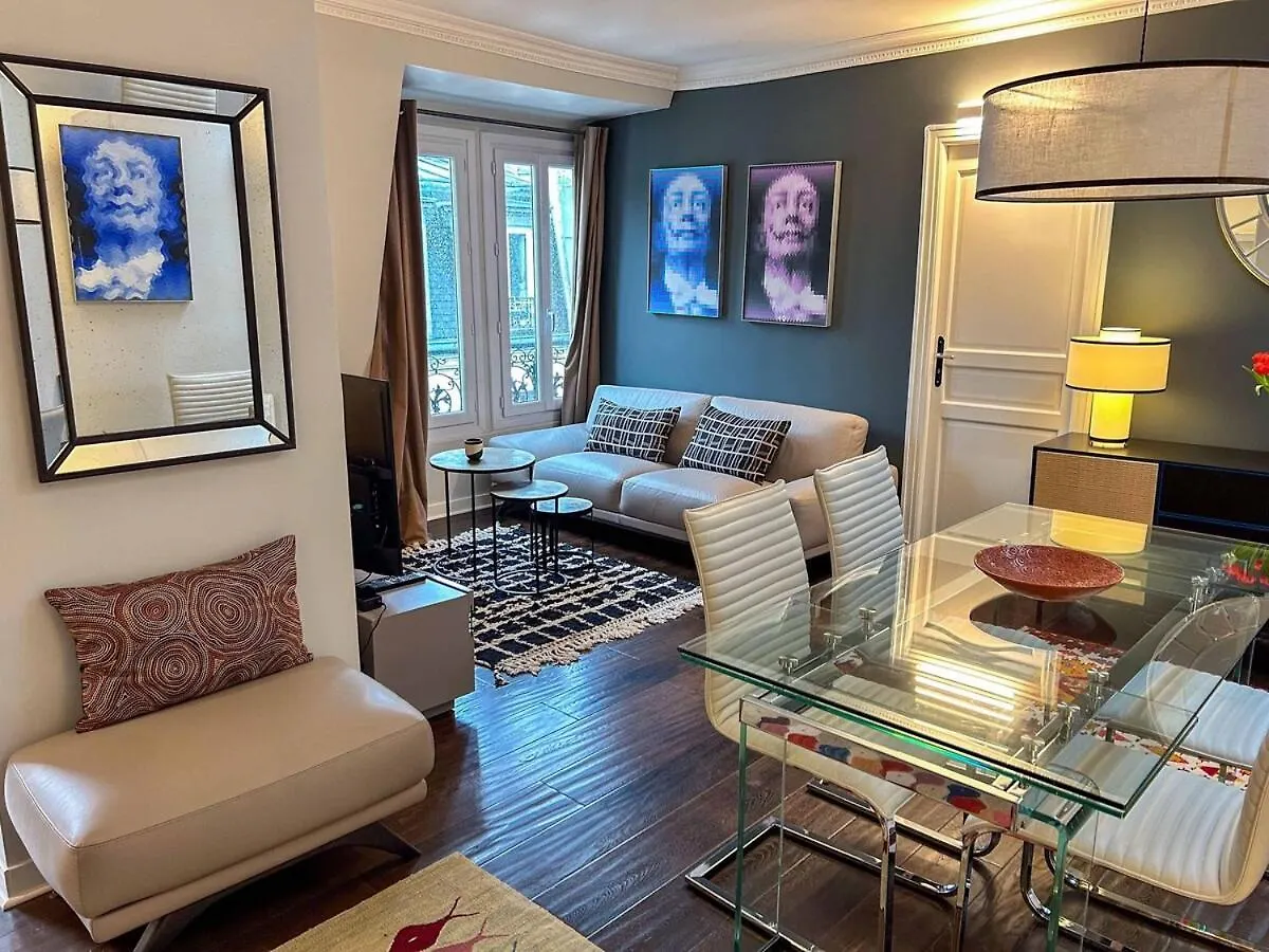 Hideaway Retreat Eiffel Tower Apartment Paris